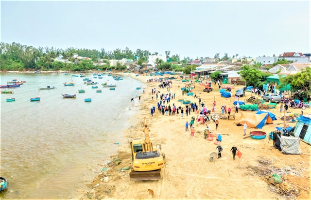 Quảng Ngãi youth volunteers keep beaches clean
