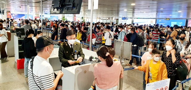 HCM City airport and bus stations busy as Tết approaches