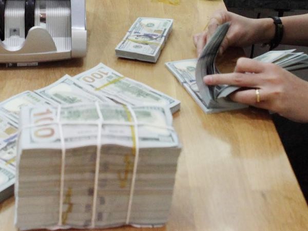 Authorities inject trillions of VNĐ to support economy