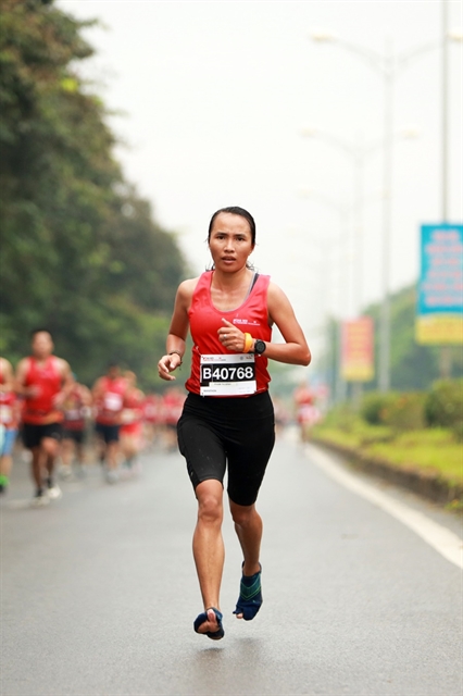 Barefoot Queen returns to marathon glory