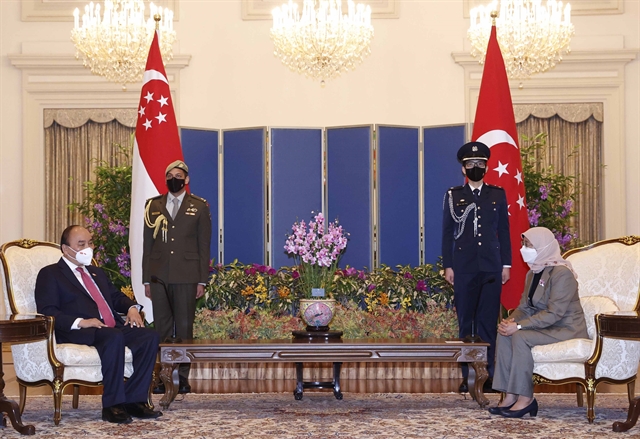 President Nguyễn Xuân Phúc meets Singaporean counterpart Halimah Yacob