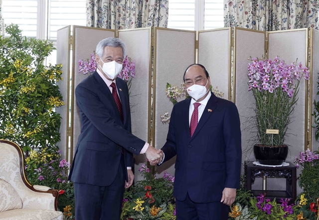 President Phúc holds talks with Singaporean PM