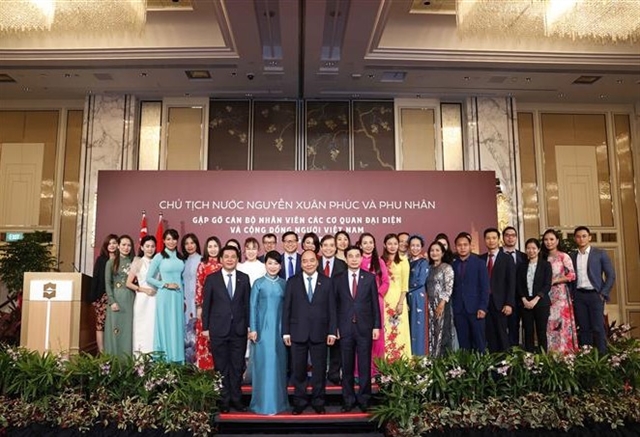 President Phúc meets overseas Vietnamese in Singapore