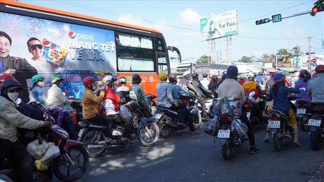 Mekong Delta highways gridlocked as people return to HCM City for work study