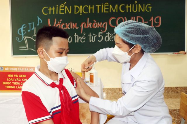 Vaccination of five to 11-year-olds against COVID-19 begins in Quảng Ninh