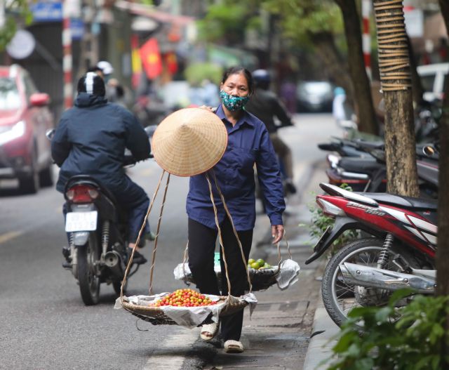 Hà Nội plans vending machines at public places to replace street vendors