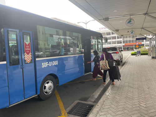 Public buses return to HCM City airport domestic terminal