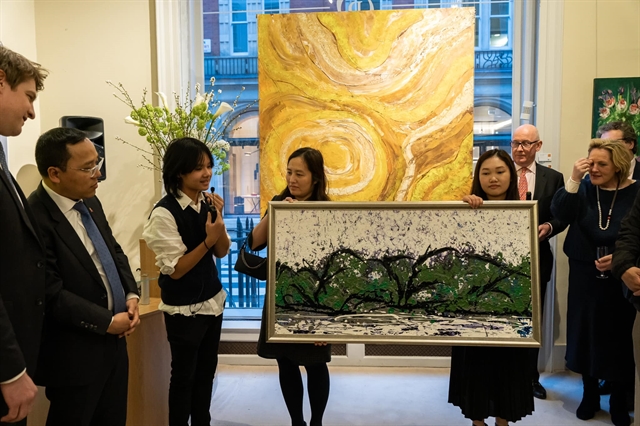 Painting by Vietnamese art prodigy to present Prince Charles
