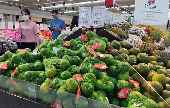Fruits sell like hot cakes in hot weather prices up