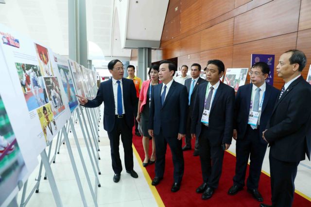 Photo exhibition showcases Việt Nams aspirations for victory