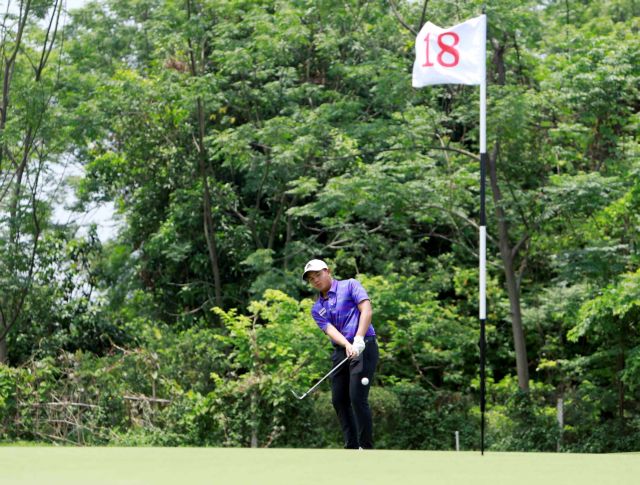 Thai golfer leads first round