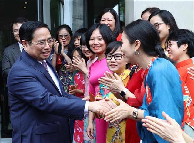PM meets Vietnamese embassy officials community in US