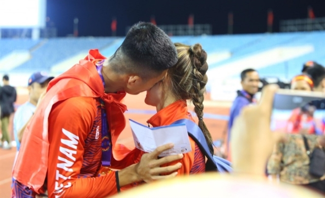 Long jump champ proposes to girlfriend