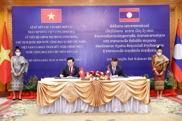 NA leader Vương Đình Huệ holds talks with Lao counterpart