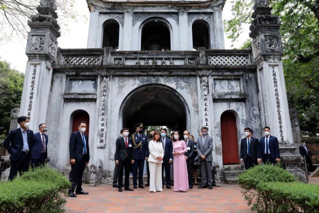 Vice President hosts tea party for visiting Greek President in Temple of Literature