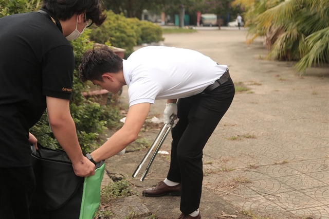 Fencer volunteers collects rubbish in Mỹ Đình Gymnasium