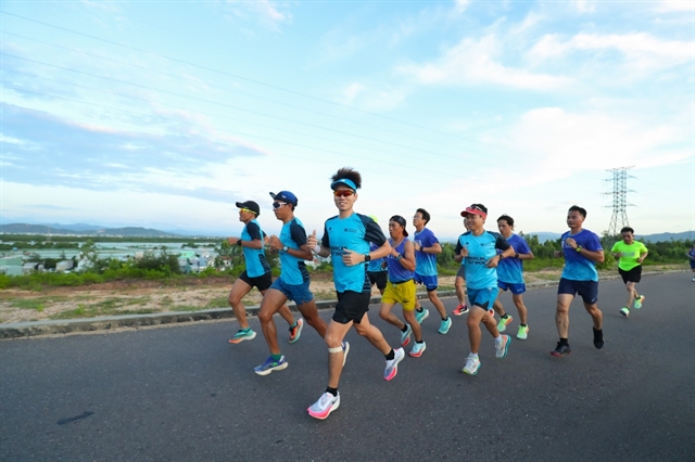 Runner tries race jerseys ahead of VM Quy Nhon - VnExpress