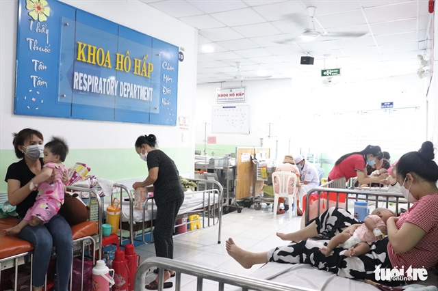 HCM City paediatrics hospitals crowded with respiratory illness patients