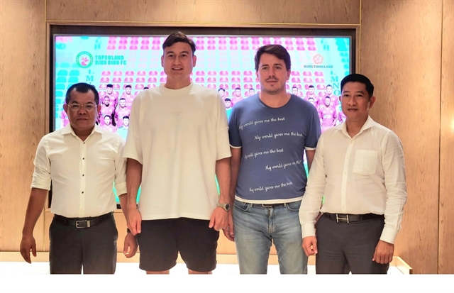 Goalkeeper Lâm officially signs contract with Bình Định