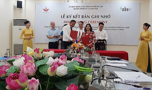 Hà Nội partners up with French business in aviation industry