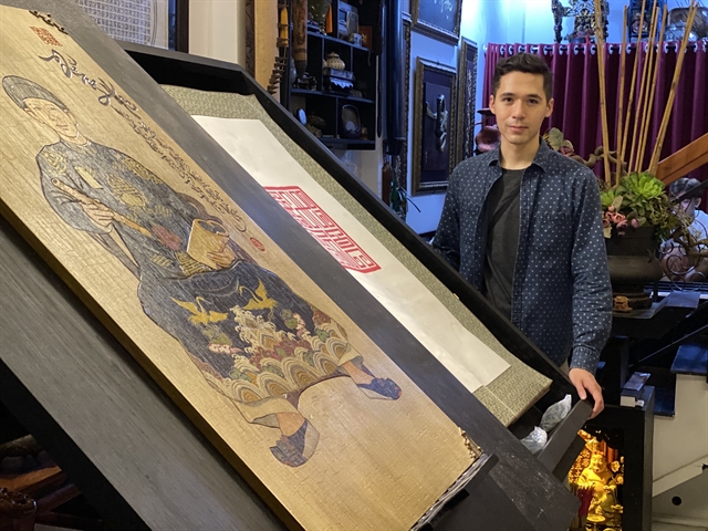 American student writes the beauty of Vietnamese calligraphy
