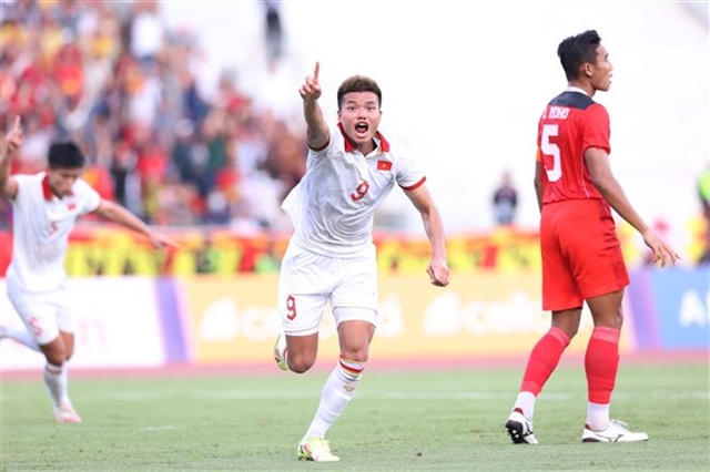 Last-minute goal from 10-man Indonesia send Việt Nam crashing out of ...