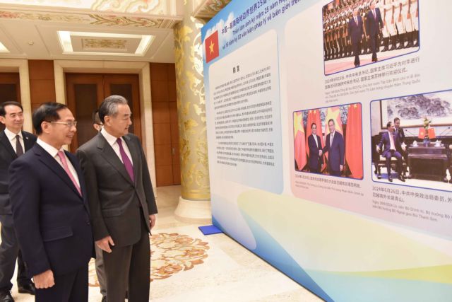 Việt Nam, China celebrate signing of land border treaty and documents