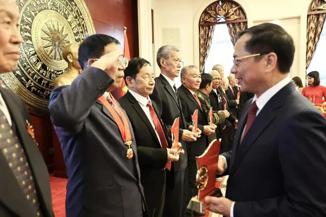 Việt Nam honours Chinese war veterans, experts in Beijing gathering