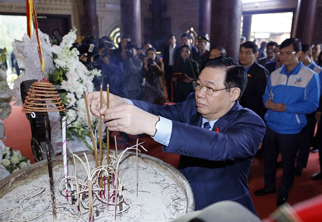 Top legislator commemorates President Hồ Chí Minh, war martyrs in Nghệ An