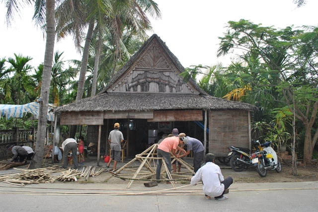 Craftsmen building bamboo-and-coconut houses gain national heritage status