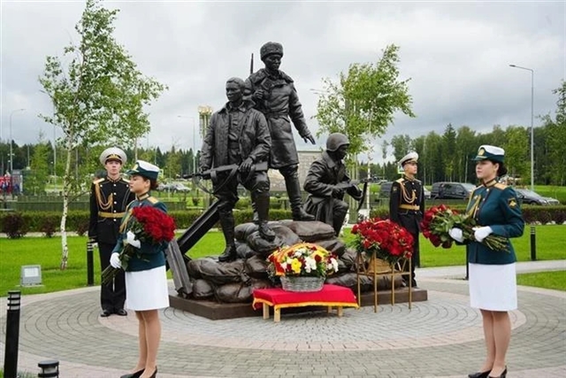 Russia unveils monument to Vietnamese volunteer soldiers