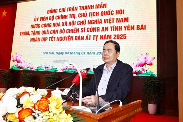 Top legislator presents Tet gifts to disadvantaged people, armed forces in Yên Bái