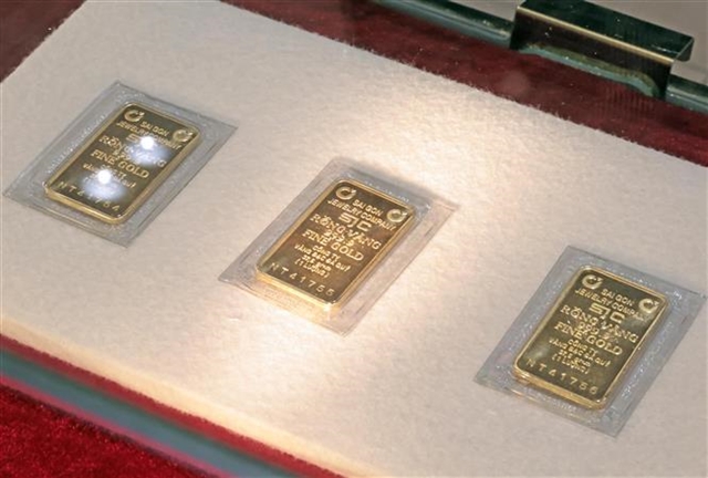 Banks warn of scams during historic gold prices