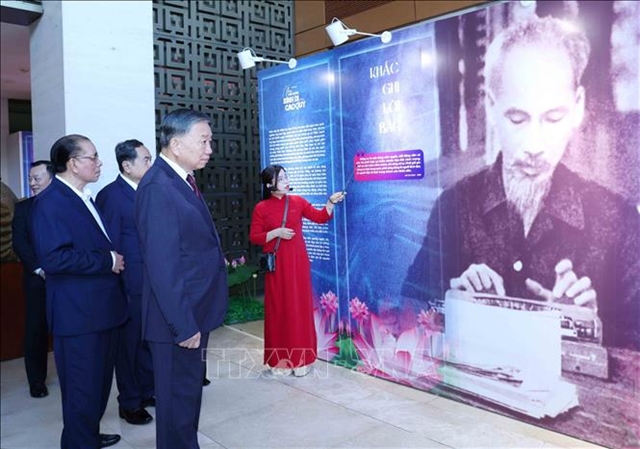 Party, State leaders visit exhibition honouring exemplary people