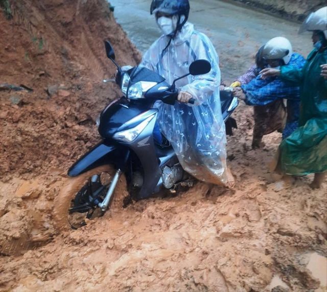 Teachers and students in Bình Định struggle to get to school
