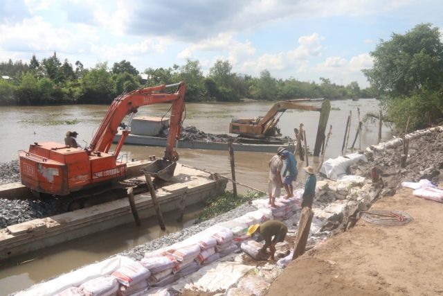 Tiền Giang intensifies efforts to prevent erosion along rivers