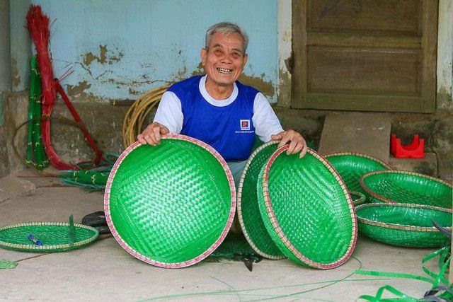 78-year-old man makes products from plastic waste in Quảng Bình
