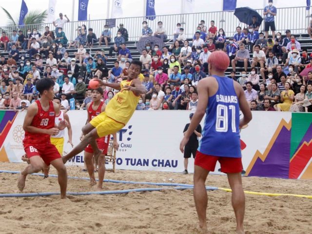 Việt Nam win third beach handball match