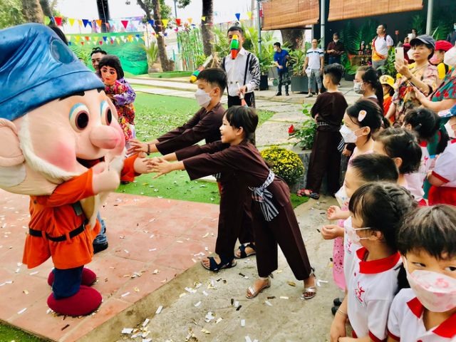 Puppet circus shows for children open at Gia Định Park