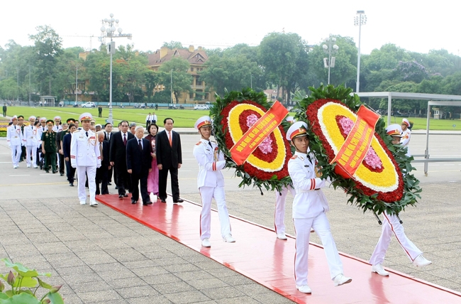 Party, State leaders pay tribute to late President Hồ Chí Minh