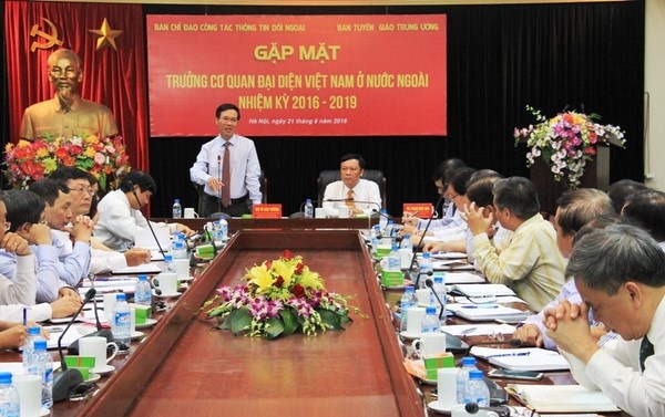 Party official meets with VN representatives abroad