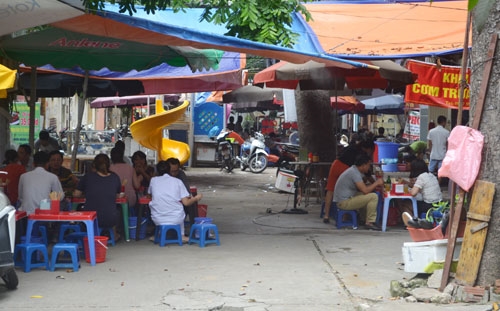 Hà Nội playgrounds used by street food vendors, not kids