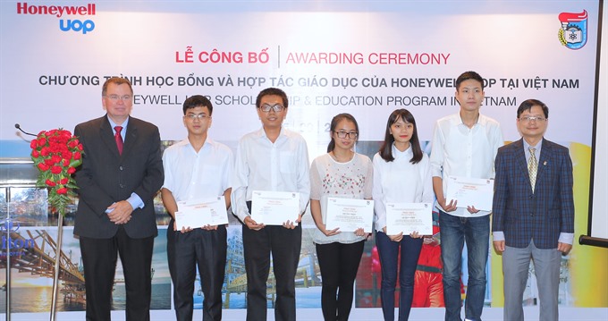 Honeywell awards 20 scholarships to engineering students