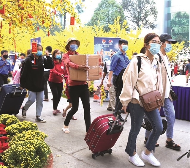 Poor students and workers receive free tickets to travel home for Tết