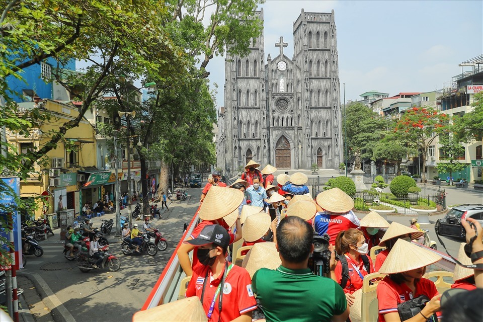 Thai athletes enjoy double-decker bus tour of Hà Nội
