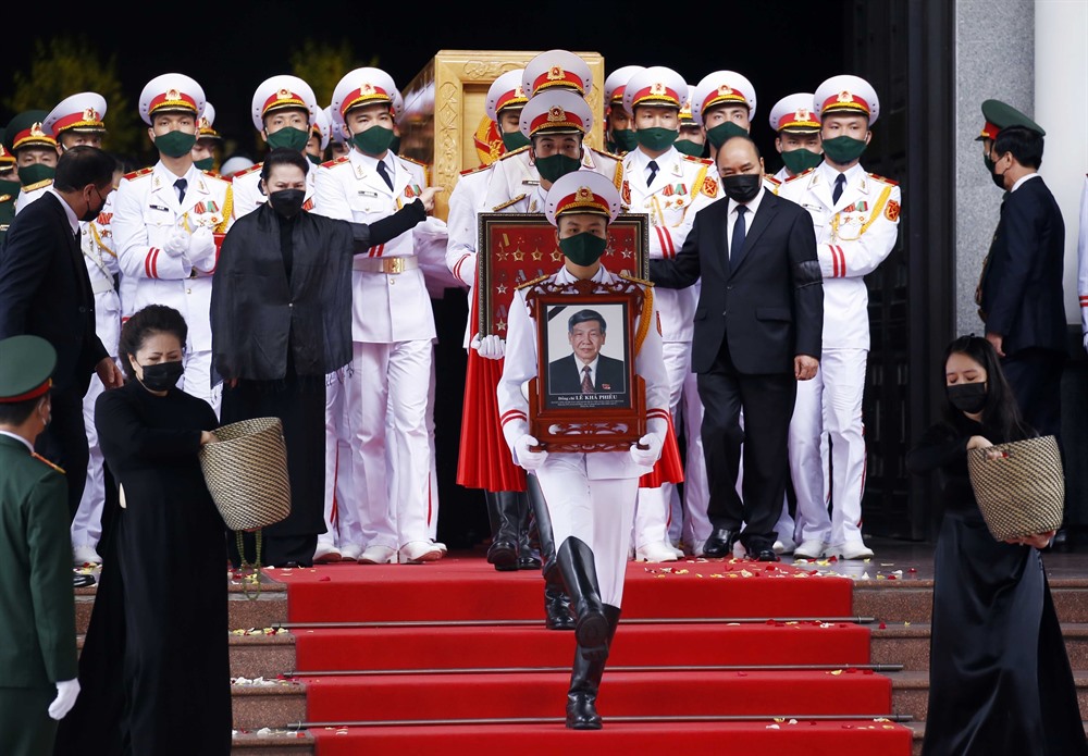 Leaders pay last respects to former Party chief Lê Khả Phiêu