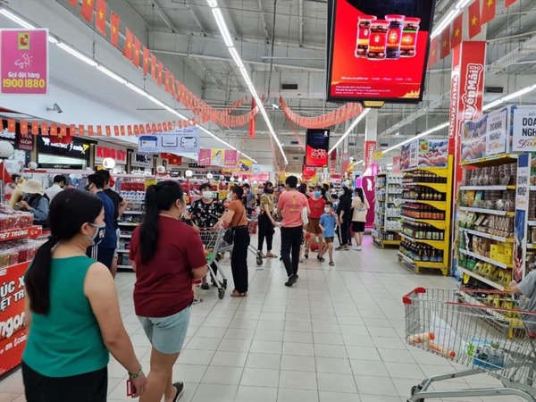 HCM City retailers stock up on essential items for full year