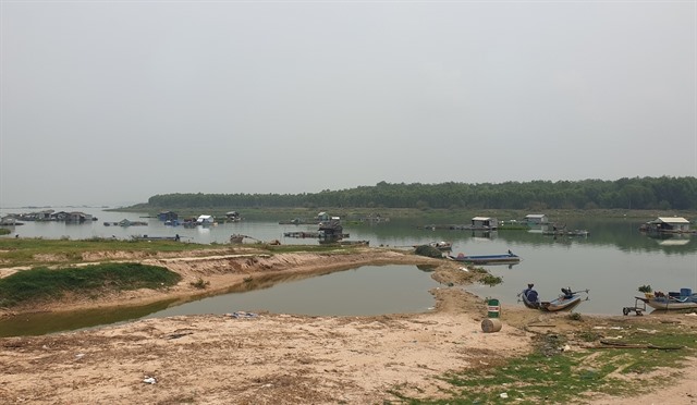Households around Dầu Tiếng Lake polluting water