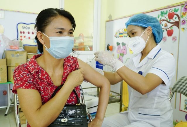 Việt Nam ramps up vaccination in race with COVID-19 virus