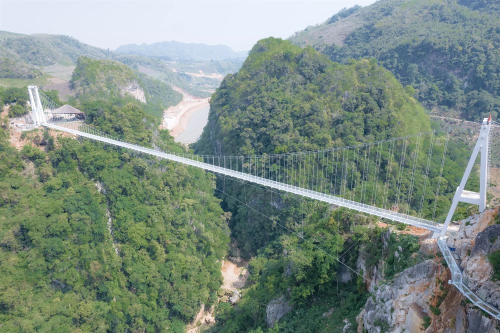 Mộc Châu's glass bottomed bridge officially longest in the world